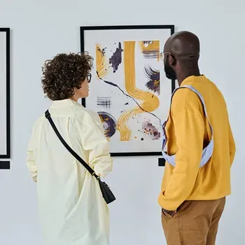 Pessoas olhando quadro