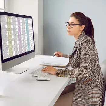 mulher olhando para computador