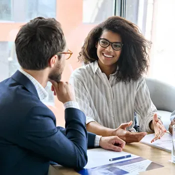 Colegas de trabalho conversando