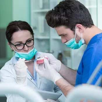 Dentista com ajudante