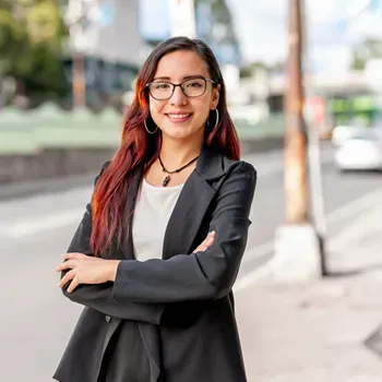 Mulher ruiva de blaze e óculos