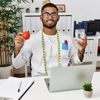 Homem de barba e óculos segurando maça