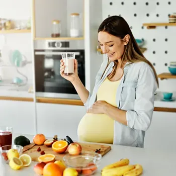 Nutricionista com frutas na mesa