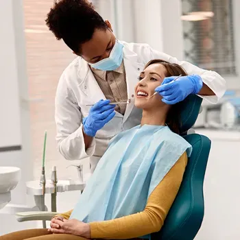 Dentista homem com paciente mulher