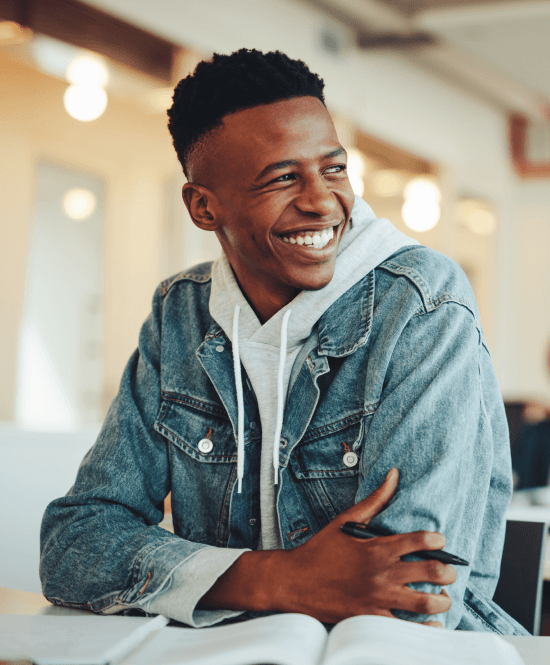 homem negro estudante sorrindo e olhando para o lado