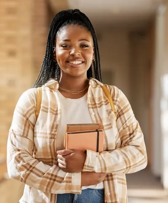 mulher estudante com cadernos na mão e sorrindo