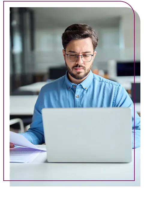 homem de oculos trabalhando no notebook