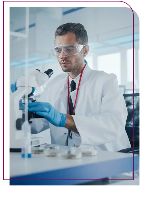 cientista biologico em laboratorio olhando analises