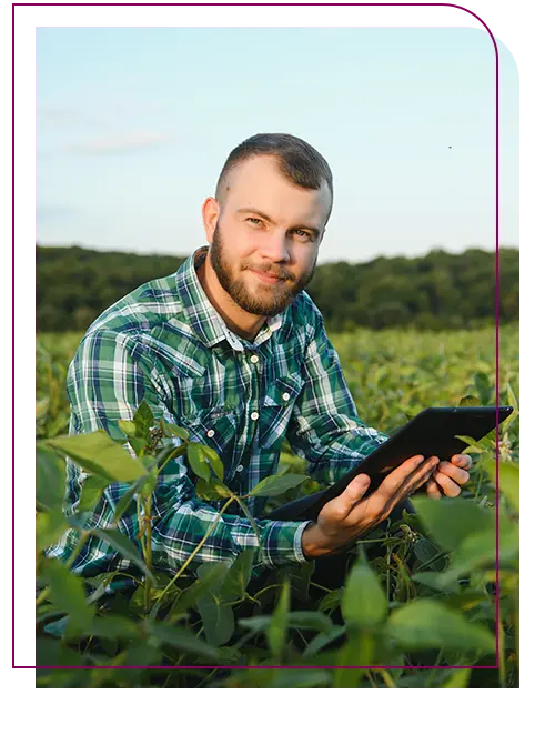 engenheiro agronomico com tablet no meio da plantação