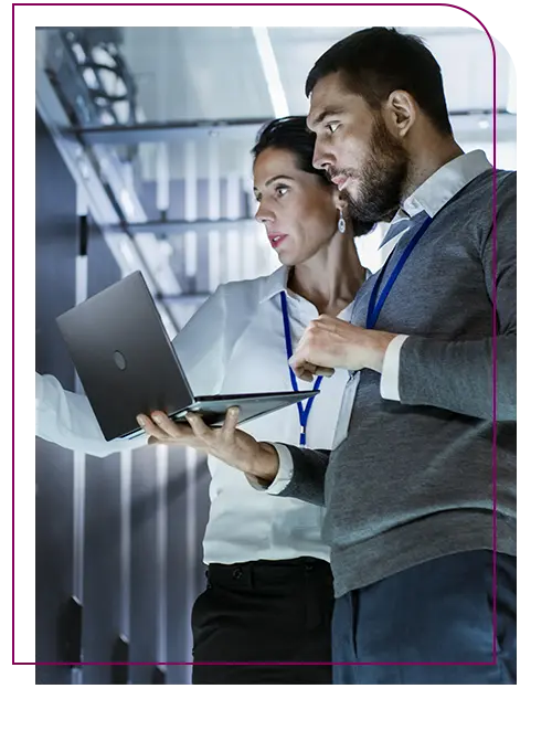 engenheiro de banco de dados com analista analisando dados