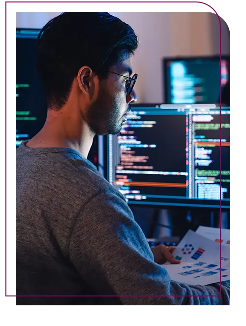 engenheiro de software trabalhando na frente do computador