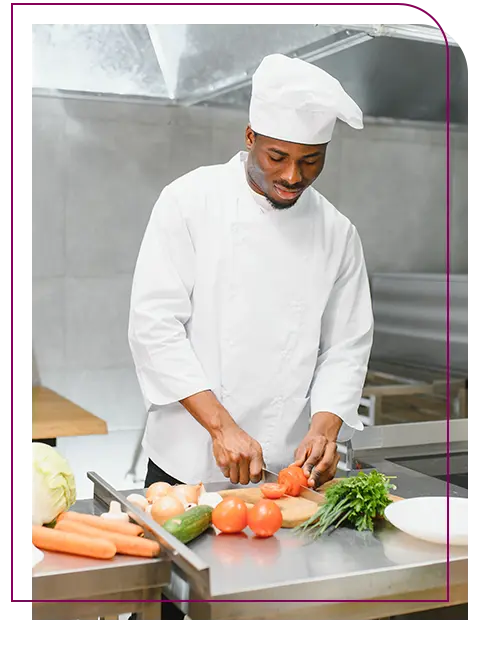 chef de cozinha vegetariana trabalhando na cozinha com alimentos