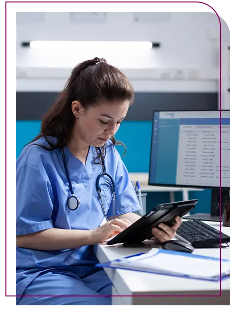 gestora do serviços de saúde analisando prontuario medico