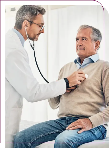 medico atendendo paciente homem idoso em seu consultorio