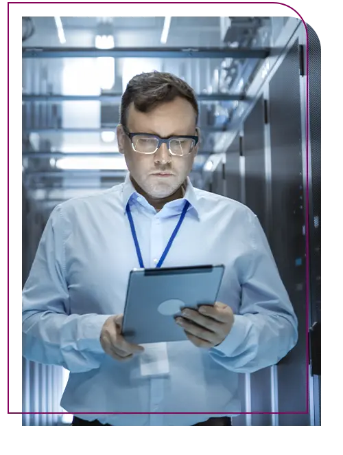 cientista de dados analisando dados no tablet