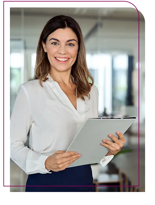 gestora no ramo da saúde sorrindo com tablet na mão