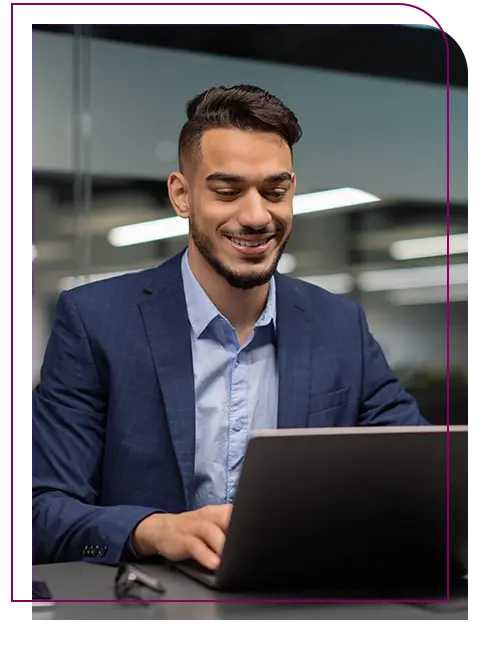 gestor empresarial trabalhando em seu notebook no escritório