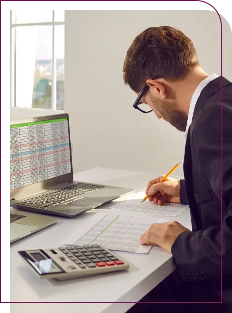 gestor financeiro trabalhando em seu escritorio
