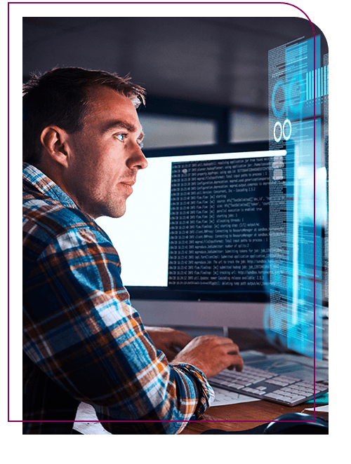 especialista em tecnologia da informação analisando dados no computador