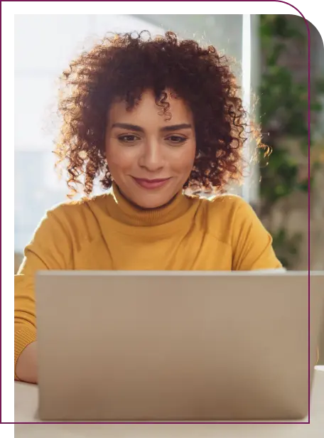 especialista de marketing estrategico mexendo no notebbok