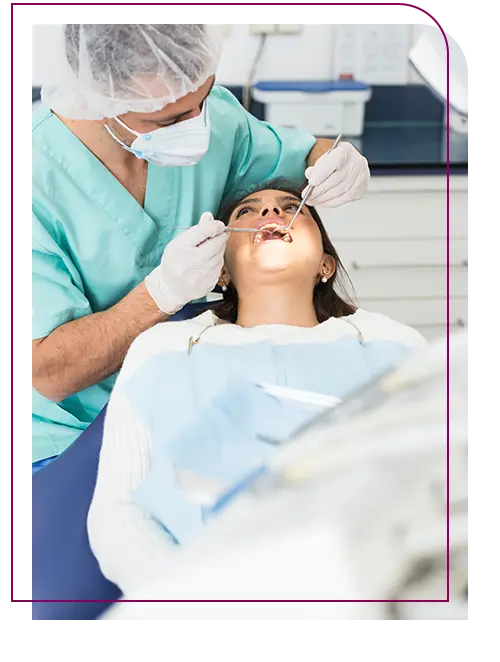 paciente mulher com dentista fazendo procedimento em sua boca