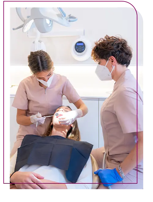 profissional de protese dentaria atuando em paciente dentro de consultorio