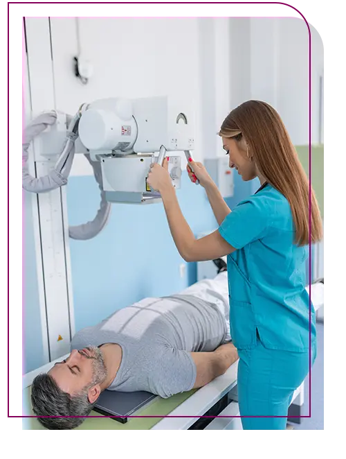 profissional de radiologia trabalhando na máquina