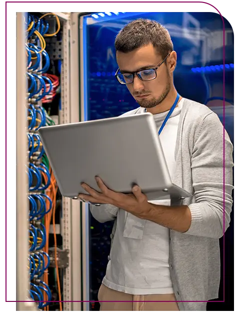 homem de oculos com notebook na mão