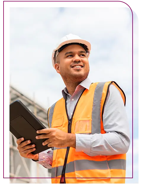 tecnico em edificações trabalhando com equipamento de segurança