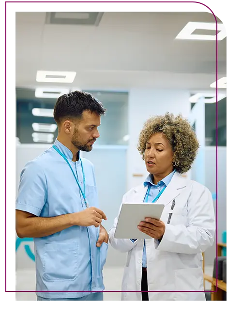 tecnico em enfermagem com doutora analisando prontuário no hospital