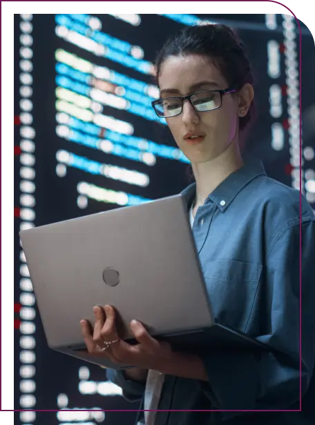 especialista em segurança cibernética atuando com o seu notebook na mão