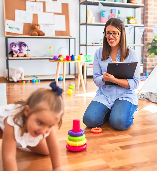 Psicopedagoga cuida de menina