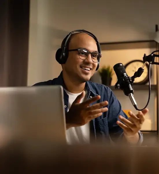 homem gravsndo podcast