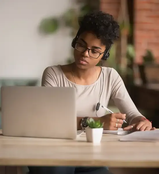 mulher negra de frente pro notebook