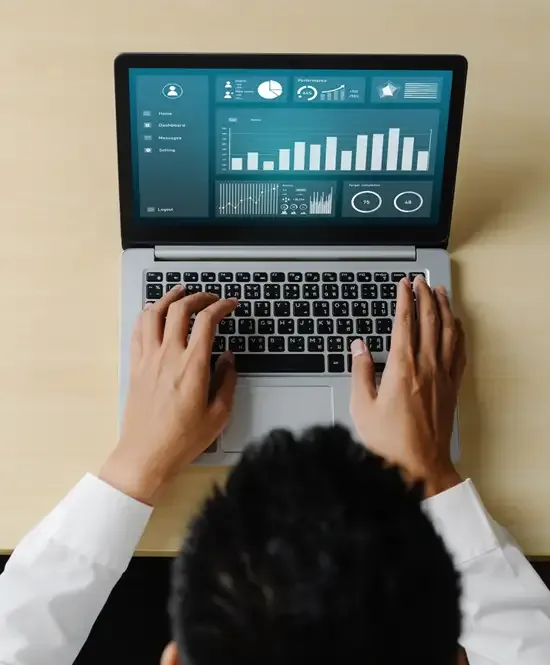 homem mexendo em notebook com gráfico na tela
