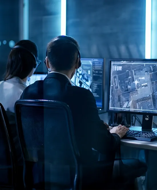 Homens trabalham em computador