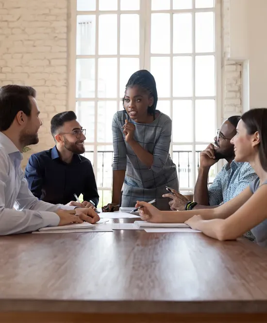 mulher falando numa reunião com o grupo