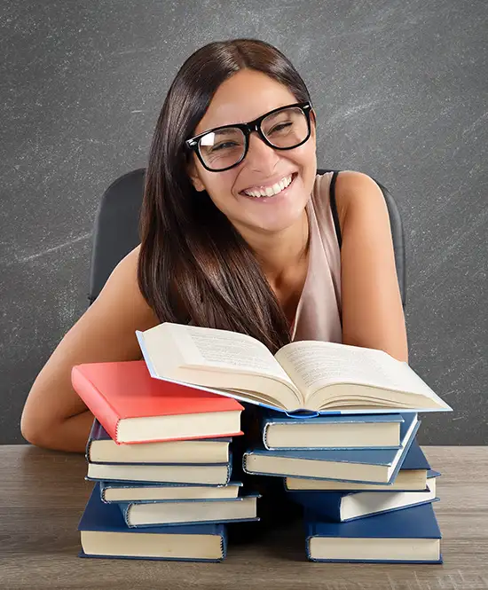 Jovens com livros à mesa