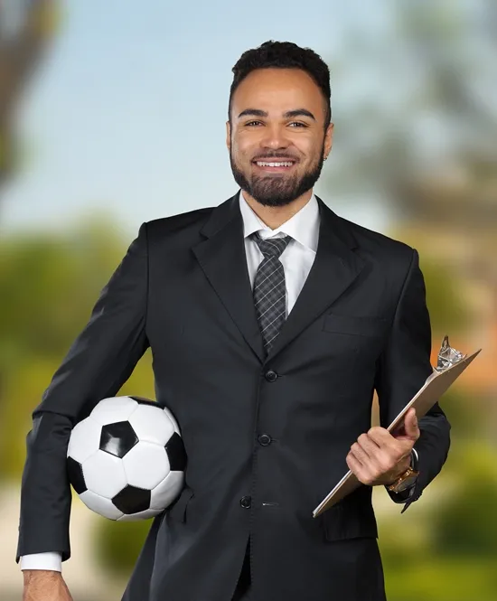 Executivo segura bola de futebol