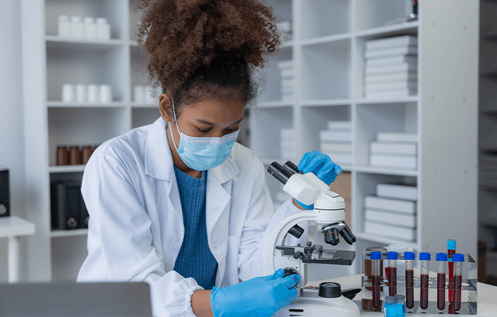 Auxiliar de Laboratório: O que faz, Salário, Carreira | Estácio