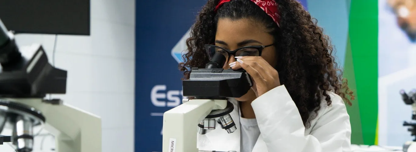 Estudante de biomedicina