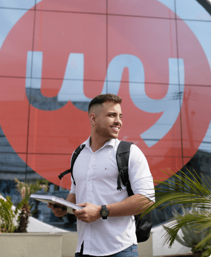 jovens estudantes olhando para a foto sorrindo