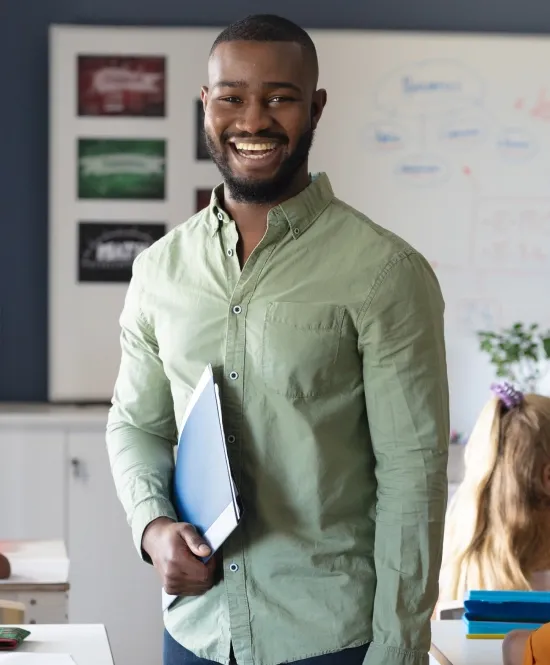 homem negro doutor em educação sorrindo com pasta nas mãos