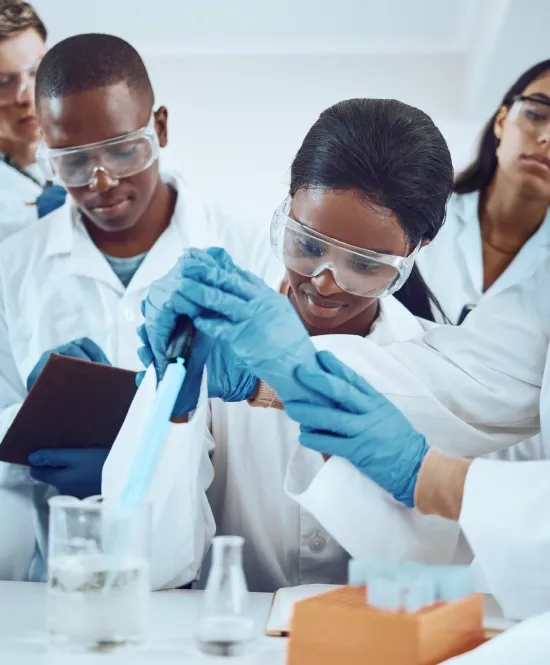 mulher e homem negros doutores em saúde da família de jaleco e itens de segurança analisando material em laboratório