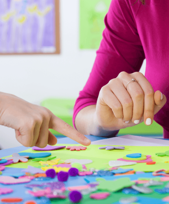 mãos de uma criança e de uma mulher brincando de jogo de tabuleiro