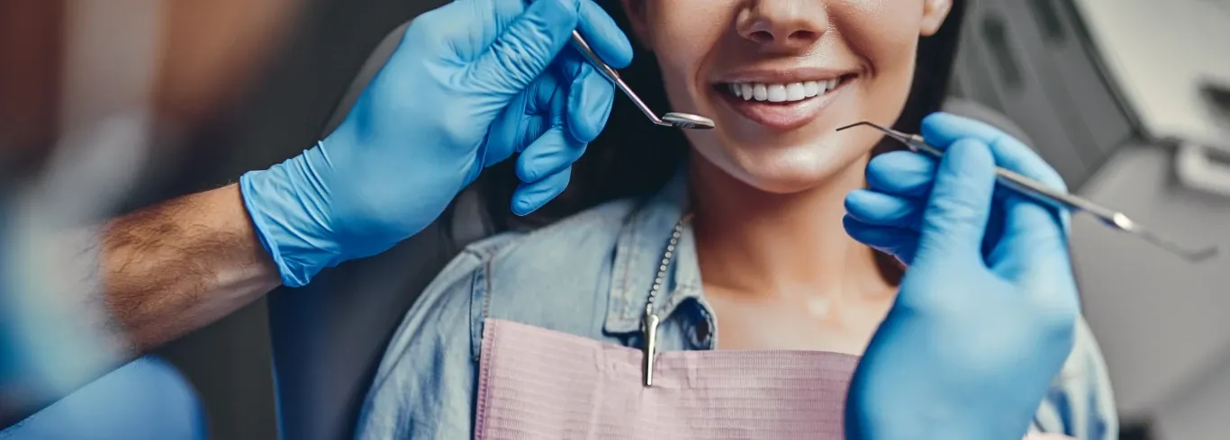 dentista cuidando de paciente