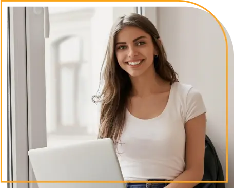 mulher sorrindo com notebook aberto na mesa