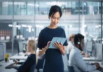 mulher com um tablet na mão