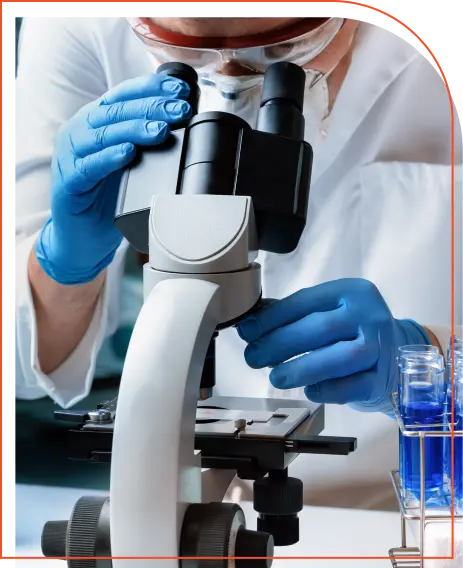 biomedico analisando no microscopio