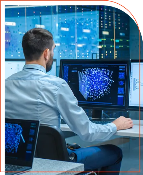 cientista de dados analisando informações no seu notebook